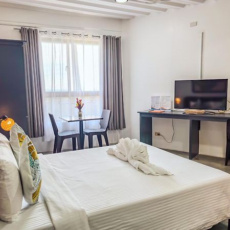 Av Suites Puerto Galera Exteriér fotografie